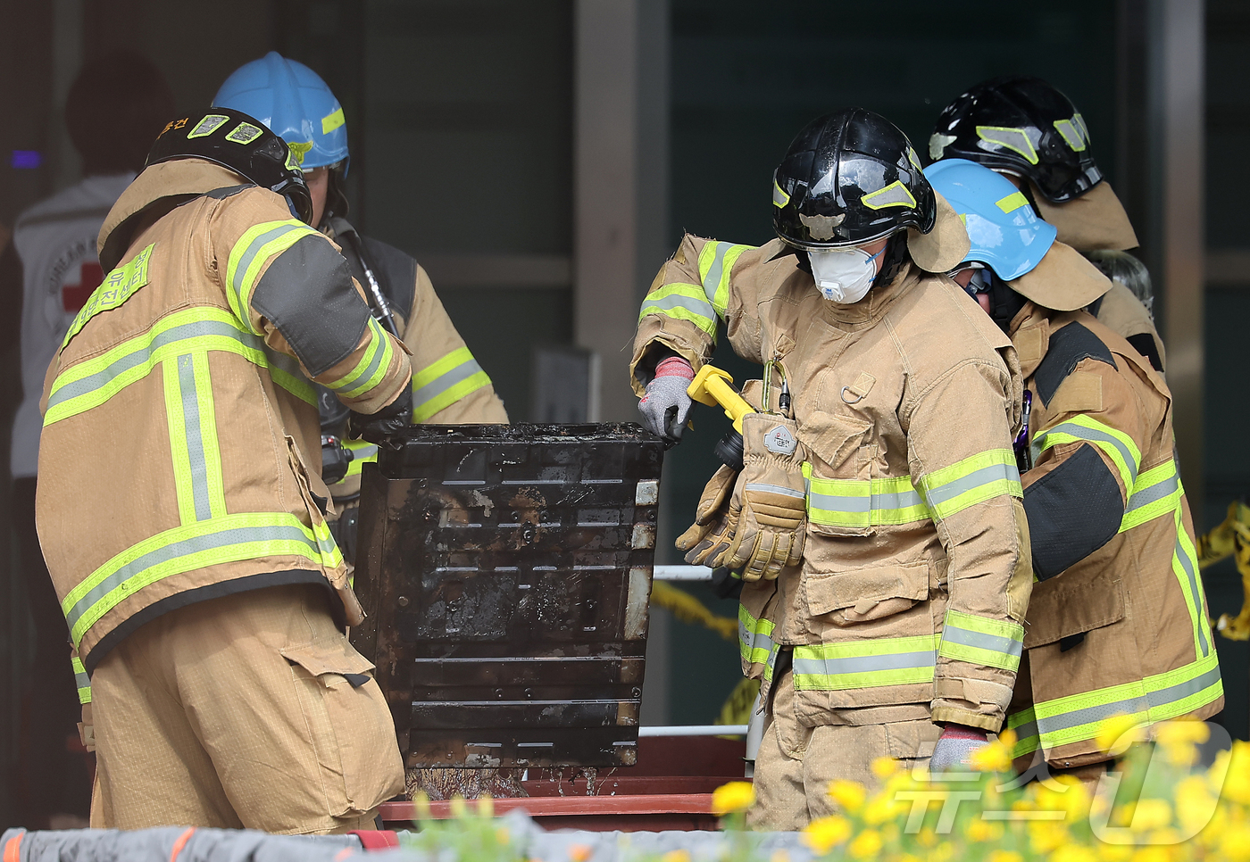 (대전=뉴스1) 김진환 기자 = 27일 오후 대전 유성구 국가정보자원관리원 화재현장에서 소방당국 관계자들이 소실된 리튬이온배터리에 대한 반출 작업을 하고 있다.전산 자원을 통합 관 …