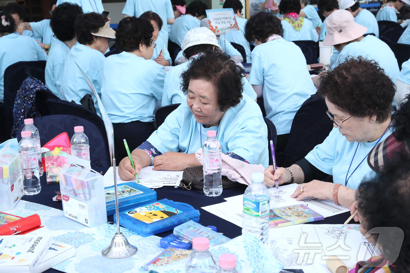 (서울=뉴스1) = 27일 서울시 관악구 관악구청 광장에서 열린 제8회 관악평생학습축제 백일장에 참여한 어르신들이 '나를 춤추게 하는 신나는 배움'을 주제로 그림과 글을 표현하고 …