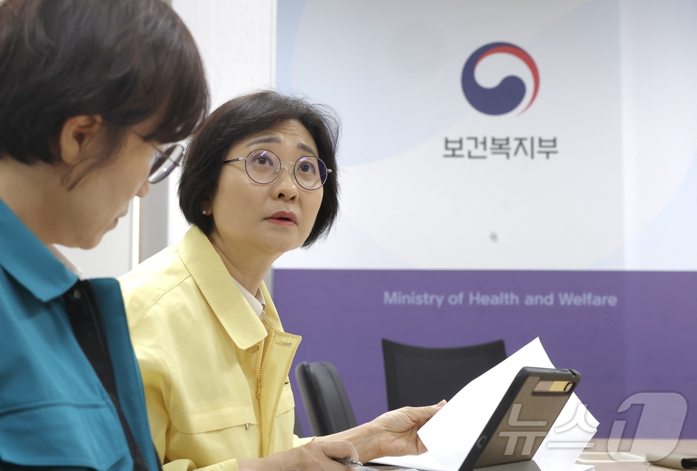 (서울=뉴스1) 포토공용 기자 = 이스란 보건복지부 제1차관이 27일 보건복지부에서 열린 \'정보시스템 장애 대응 상황 점검회의\'에서 발언하고 있다. (보건복지부 제공. 재판매 …