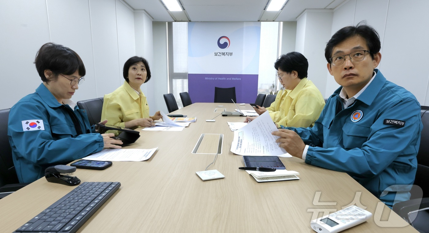 (서울=뉴스1) 포토공용 기자 = 이스란 보건복지부 제1차관이 27일 보건복지부에서 열린 \'정보시스템 장애 대응 상황 점검회의\'에서 발언하고 있다. (보건복지부 제공. 재판매 …