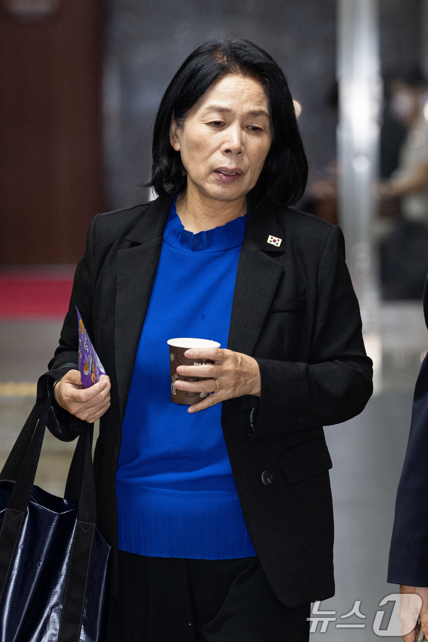 (서울=뉴스1) 유승관 기자 = 국회 과학기술정보방송통신위원장인 최민희 더불어민주당 의원이 27일 서울 여의도 국회에서 열린 비공개 의원총회에 참석하고 있다. 2025.9.27/뉴 …