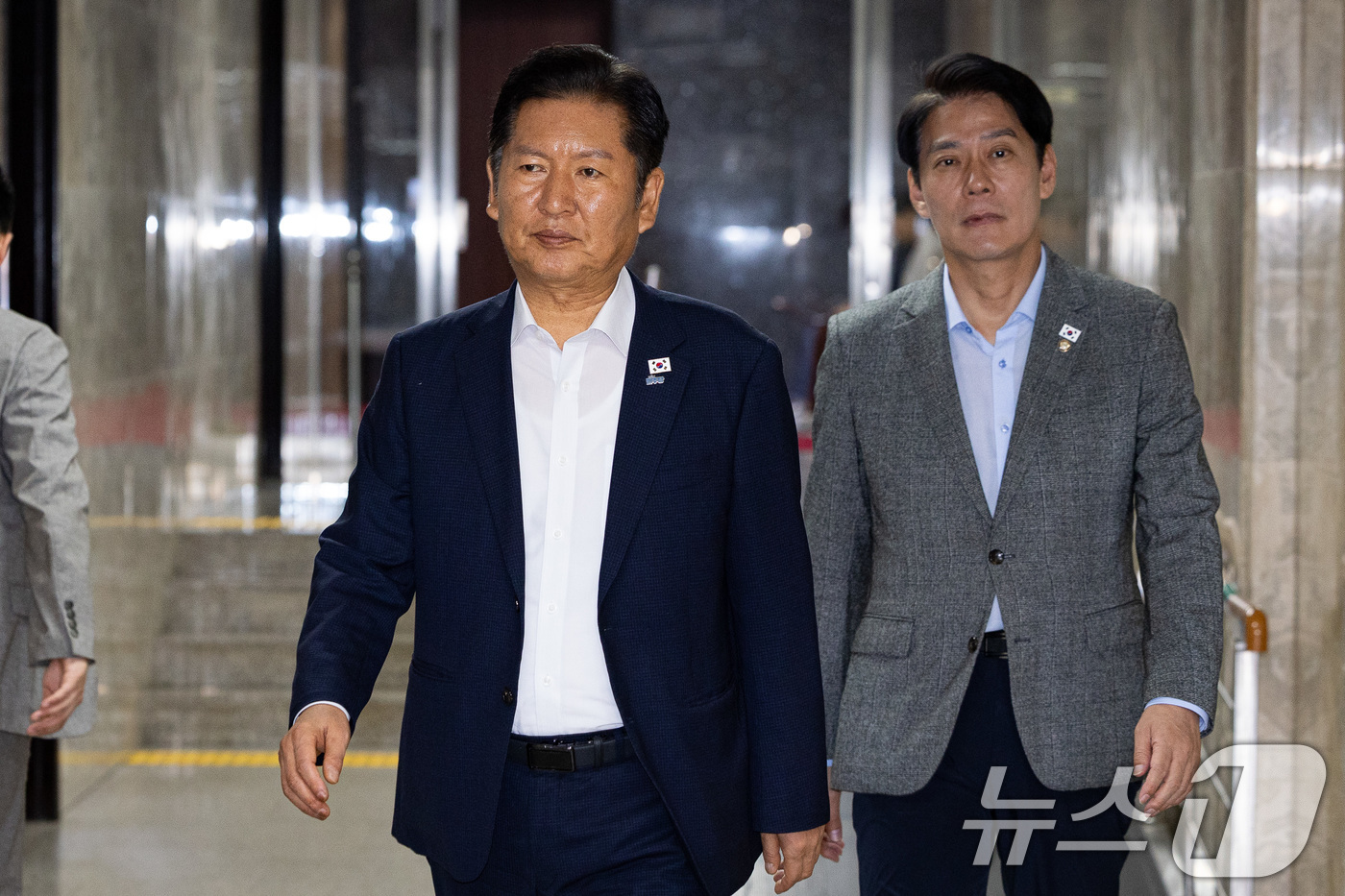 (서울=뉴스1) 유승관 기자 = 정청래 더불어민주당 대표가 27일 서울 여의도 국회에서 열린 비공개 의원총회에 참석하고 있다. 2025.9.27/뉴스1