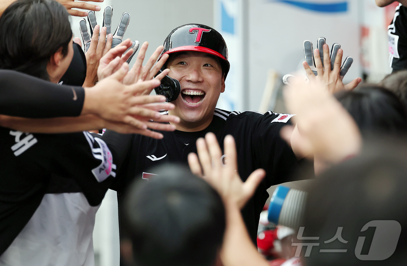 (대전=뉴스1) 김진환 기자 = 27일 오후 대전 한화생명 볼파크에서 열린 프로야구 '2025 신한 SOL뱅크 KBO 리그' LG 트윈스와 한화 이글스의 경기, LG 김현수가 1회 …