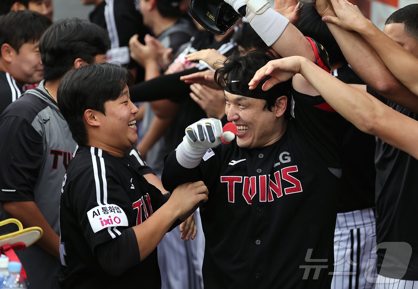 본문 이미지 - 27일 오후 대전 한화생명 볼파크에서 열린 프로야구 &#39;2025 신한 SOL뱅크 KBO 리그&#39; LG 트윈스와 한화 이글스의 경기, LG 박동원이 1회초 2사 2루 상황에서 투런홈런을 친 뒤 더그아웃에서 동료들과 기쁨을 나누고 있다. 2025.9.27/뉴스1 ⓒ News1 김진환 기자