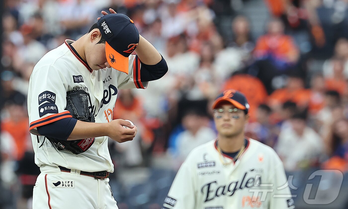 본문 이미지 - 27일 대전 한화생명 볼파크에서 열린 프로야구 &#39;2025 신한 SOL뱅크 KBO 리그&#39; LG 트윈스와 한화 이글스의 경기, 한화 선발 문동주가 1회초 2사 1,2루 상황 강판을 앞두고 아쉬워하고 있다. 2025.9.27/뉴스1 ⓒ News1 김진환 기자