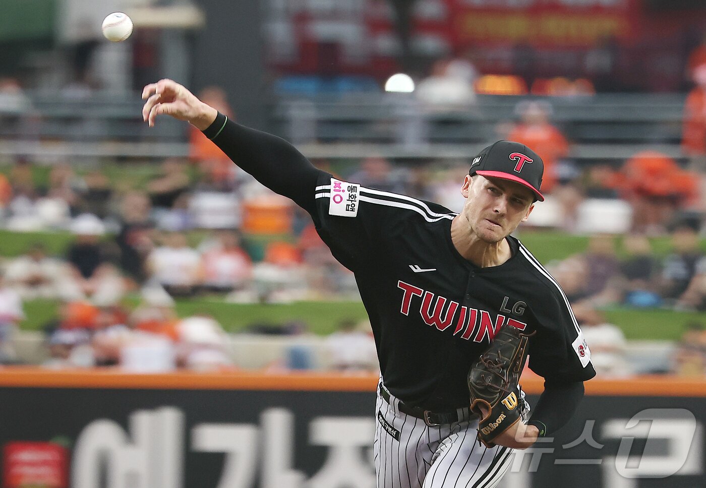 본문 이미지 - 27일 대전 한화생명 볼파크에서 열린 프로야구 &#39;2025 신한 SOL뱅크 KBO 리그&#39; LG 트윈스와 한화 이글스의 경기, LG 선발 톨허스트가 1회말 공을 던지고 있다. 2025.9.27/뉴스1 ⓒ News1 김진환 기자