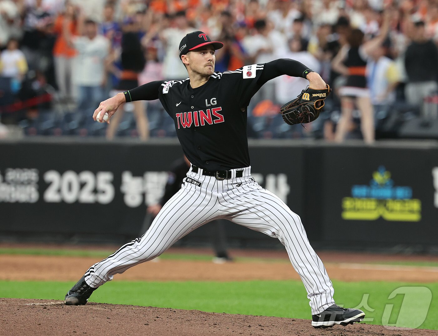 본문 이미지 - 27일 오후 대전 한화생명 볼파크에서 열린 프로야구 '2025 신한 SOL뱅크 KBO 리그' LG 트윈스와 한화 이글스의 경기, LG 선발 톨허스트가 2회말 힘차게 공을 던지고 있다. 2025.9.27/뉴스1 ⓒ News1 김진환 기자