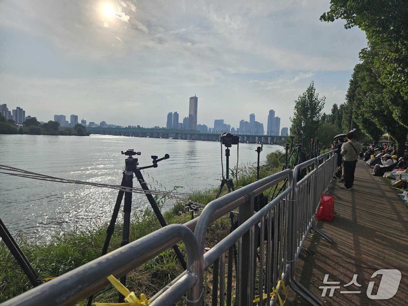 본문 이미지 - 27일 불꽃축제를 앞두고 서울 이촌한강공원에 카메라 삼각대가 설치돼 있는 모습. 2025.09.27/뉴스1 ⓒ 뉴스1 유채연 기자