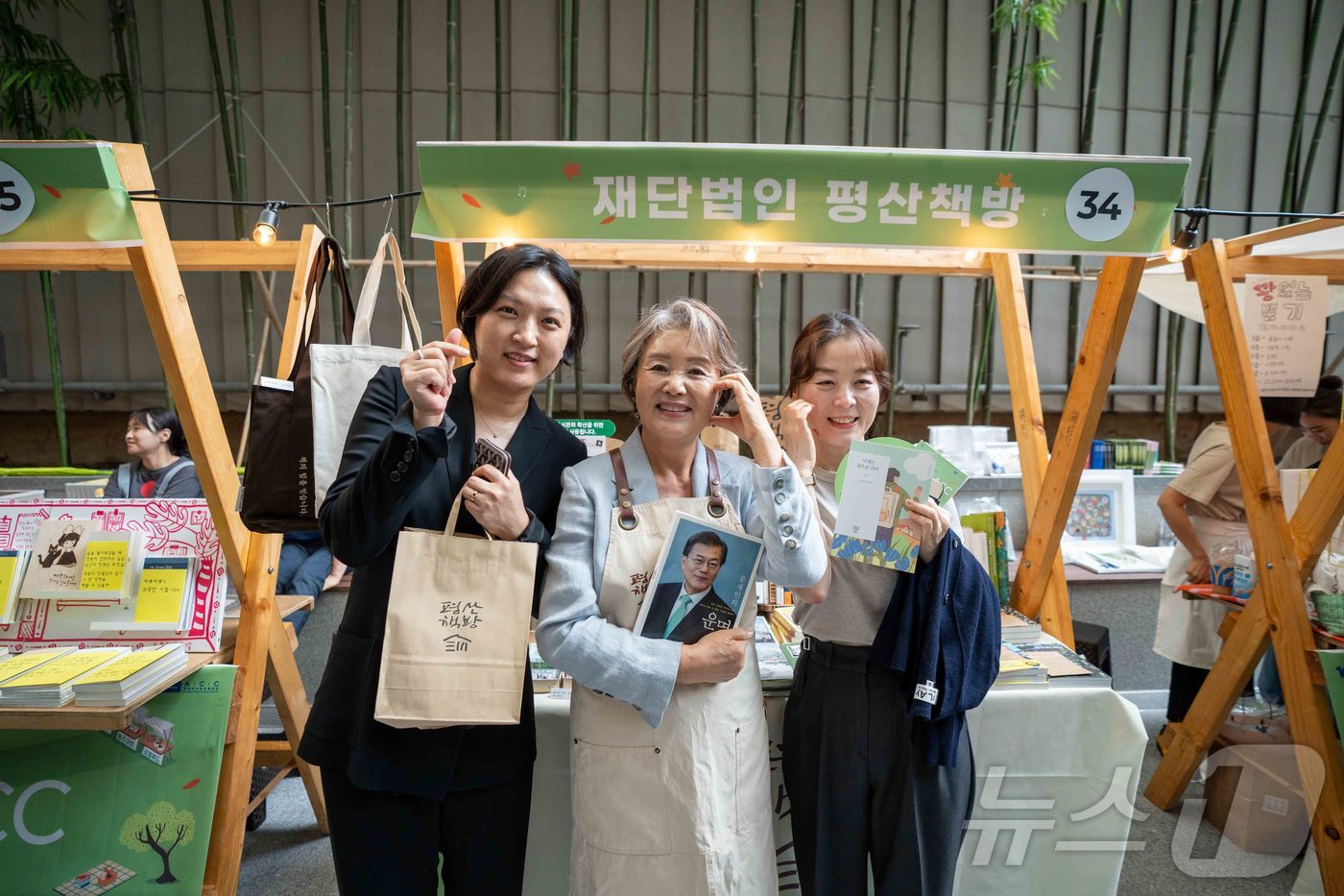 (광주=뉴스1) 최성국 기자 = 김정숙 여사가 27일 오후 국립아시아문화전당에서 열린 '북(BOOK)적 북(BOOK)적한 하루-책 읽는 ACC'에서 문재인 전 대통령이 운영하는 ' …