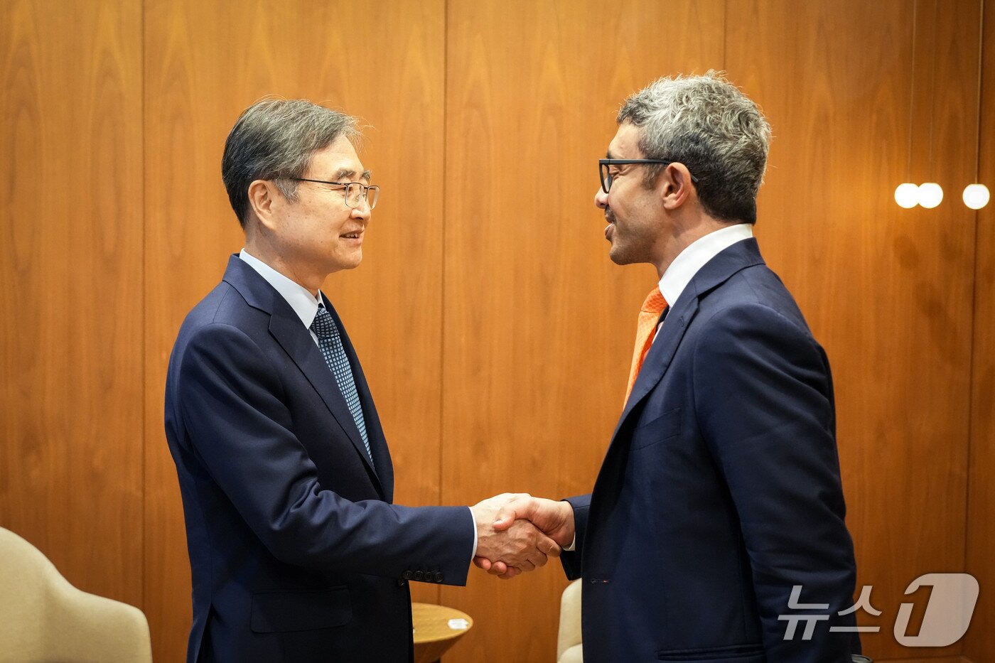 본문 이미지 - 조현 외교장관은 26일&#40;현지시간&#41; 압둘라 빈 자이드 알 나흐얀 아랍에미리트연합국&#40;UAE&#41; 부총리 겸 외교장관과 회담을 가졌다. 2025.09.27. &#40;외교부 제공&#41;