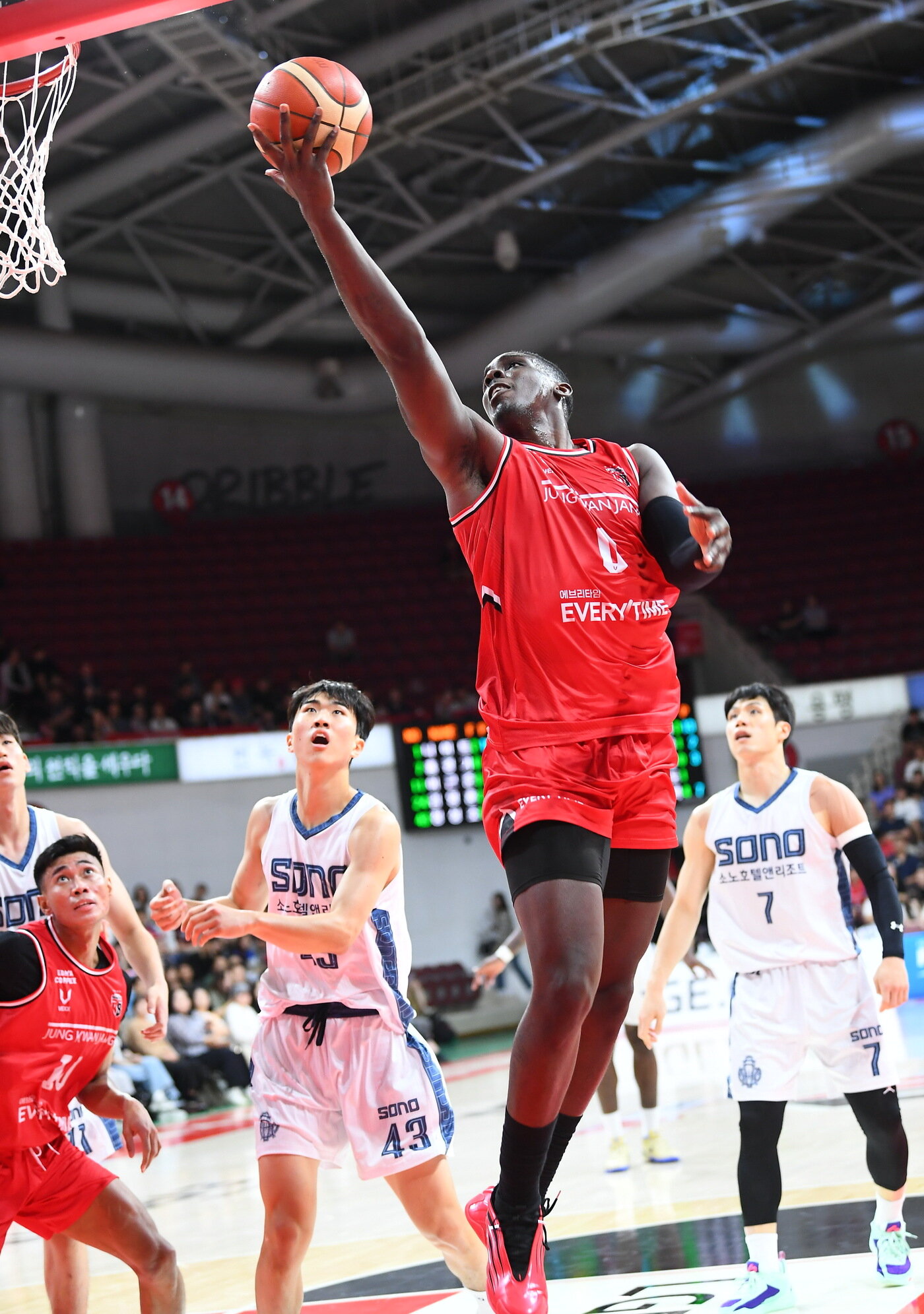 본문 이미지 - 안양 정관장 오브라이언트가 수원 KT와 경기에서 슛을 쏘고 있다.(KBL 제공)