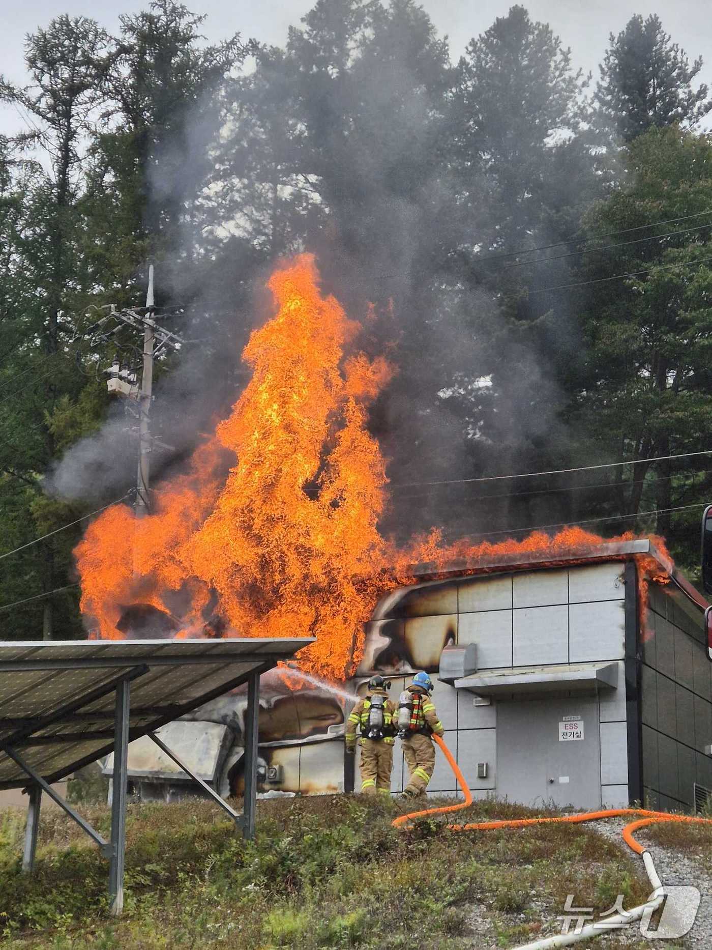 본문 이미지 - 27일 오후 2시 38분쯤 강원 태백시 문곡동의 한 창고에서 원인이 알려지지 않은 불이 나 1시간 45분 만인 오후 4시 23분쯤 진화됐다. &#40;강원도소방본부 제공. 재판매 및 DB금지&#41; 2025.9.27/뉴스1