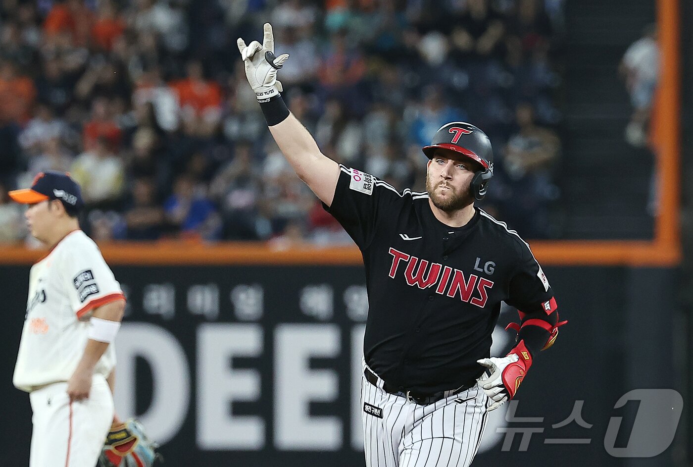 본문 이미지 - 홈런 세리머니를 펼치는 LG 트윈스 외국인 타자 오스틴 딘.  2025.9.27/뉴스1 ⓒ News1 김진환 기자