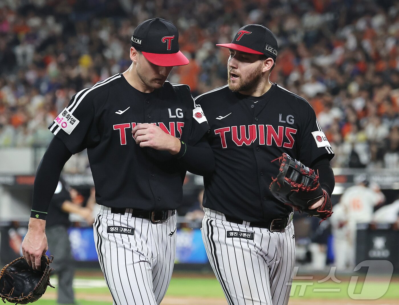 본문 이미지 - LG 트윈스 외국인 선수 앤더스 톨허스트&#40;왼쪽&#41;와 오스틴 딘. 2025.9.27/뉴스1 ⓒ News1 김진환 기자