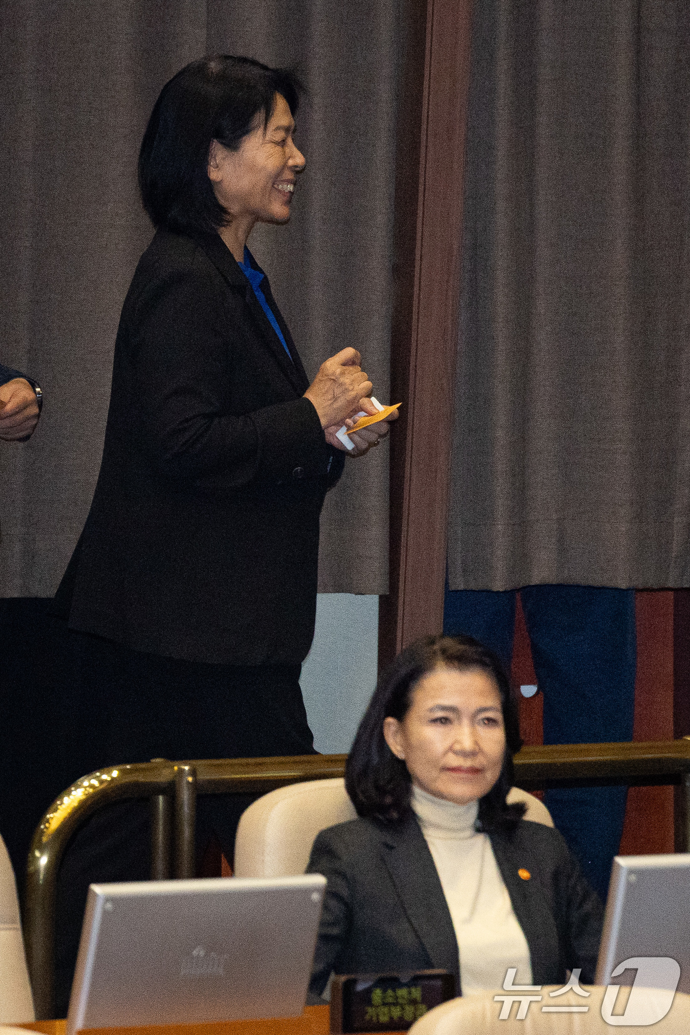 (서울=뉴스1) 유승관 기자 = 최민희 국회 과학기술정보방송통신위원장이 27일 서울 여의도 국회에서 열린 제429회 국회(정기회) 제9차 본회의에서 방송미디어통신위원회의 설치 및 …