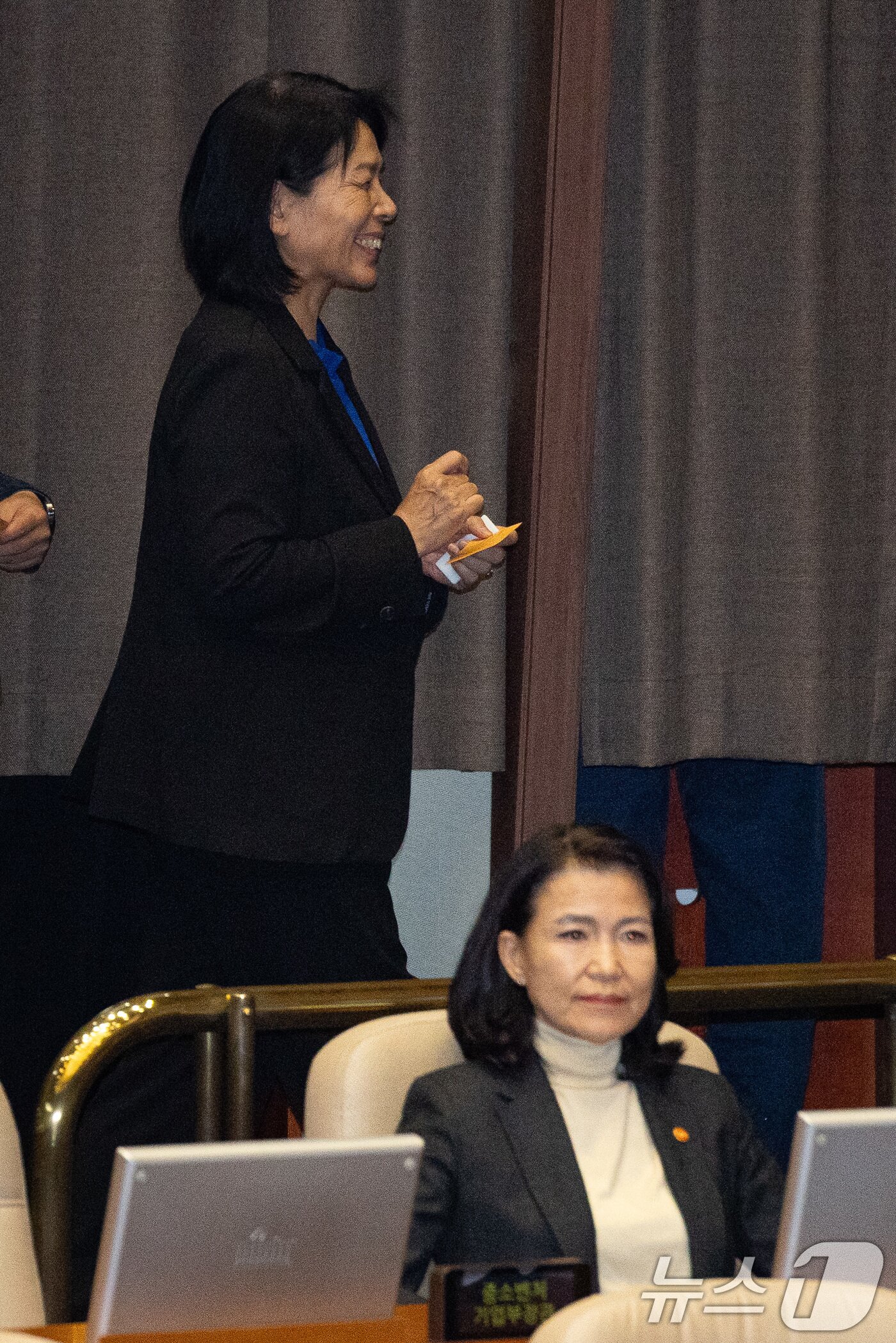 본문 이미지 - 최민희 국회 과학기술정보방송통신위원장이 27일 서울 여의도 국회에서 열린 제429회 국회&#40;정기회&#41; 제9차 본회의에서 방송미디어통신위원회의 설치 및 운영에 관한 법률안&#40;대안&#41;에 대한 무제한토론&#40;필리버스터&#41; 종결동의의 건 투표를 마친 후 미소 지으며 이진숙 방송통신위원장 뒤를 지나고 있다. 2025.9.27/뉴스1 ⓒ News1 유승관 기자