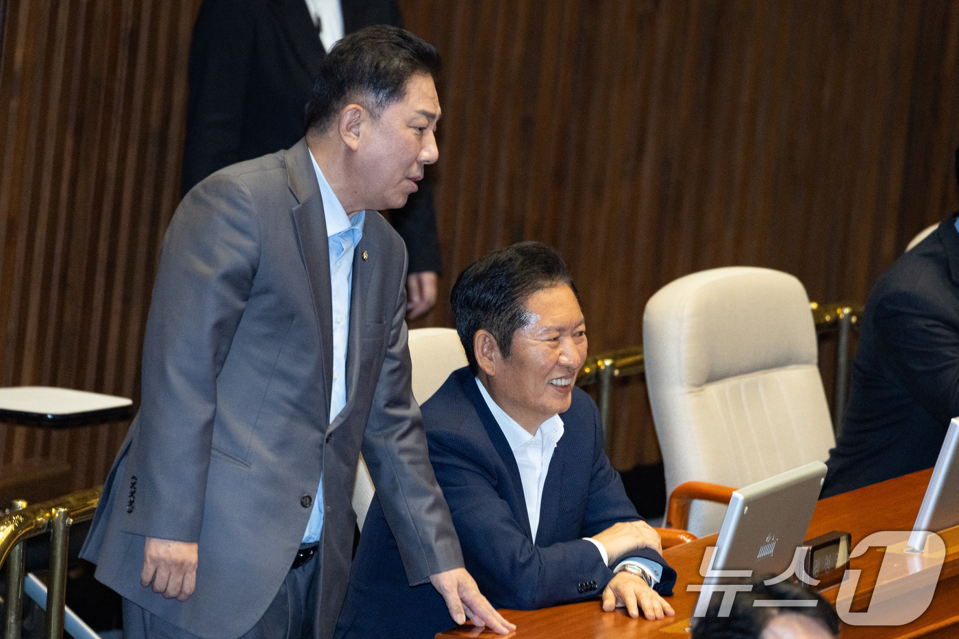 (서울=뉴스1) 유승관 기자 = 정청래 더불어민주당 대표와 김병기 원내대표가 27일 서울 여의도 국회에서 열린 제429회 국회(정기회) 제9차 본회의에서 대화하고 있다. 2025. …