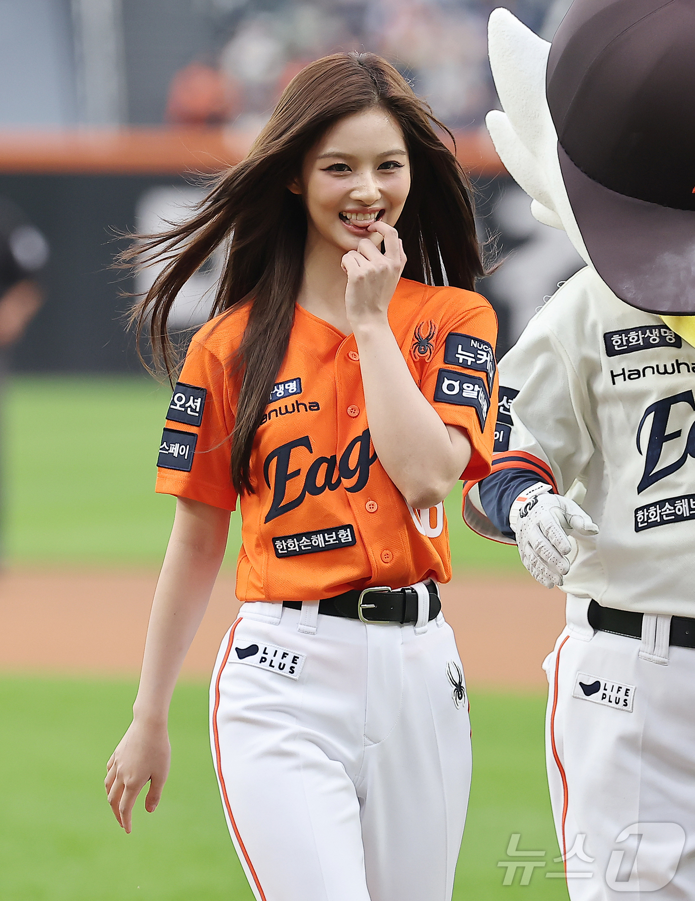 (대전=뉴스1) 김진환 기자 = 걸그룹 엔믹스의 설윤이 27일 오후 대전 한화생명 볼파크에서 진행되는 프로야구 '2025 신한 SOL뱅크 KBO 리그' LG 트윈스와 한화 이글스의 …