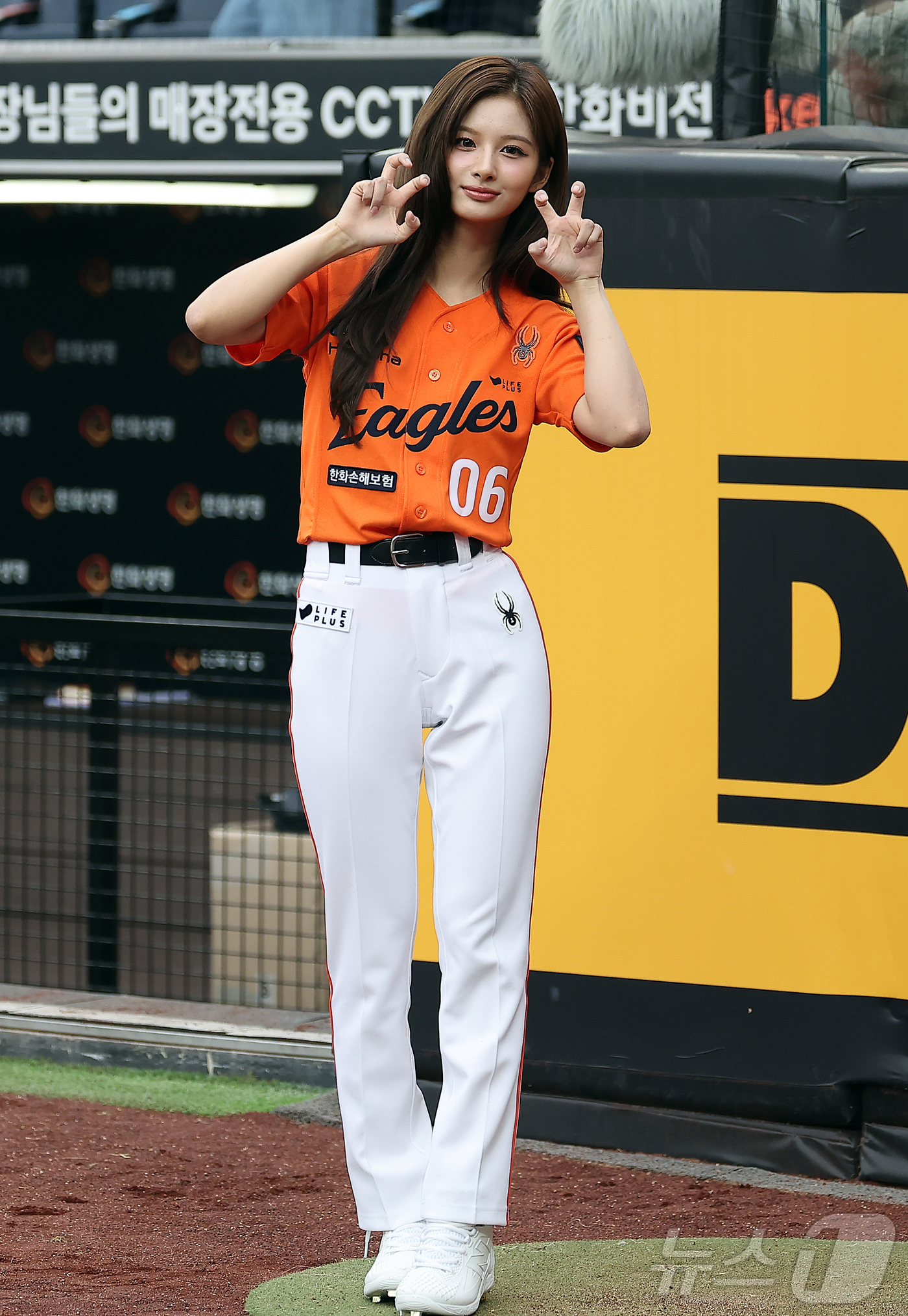 (대전=뉴스1) 김진환 기자 = 걸그룹 엔믹스의 설윤이 27일 오후 대전 한화생명 볼파크에서 열리는 프로야구 '2025 신한 SOL뱅크 KBO 리그' LG 트윈스와 한화 이글스의 …