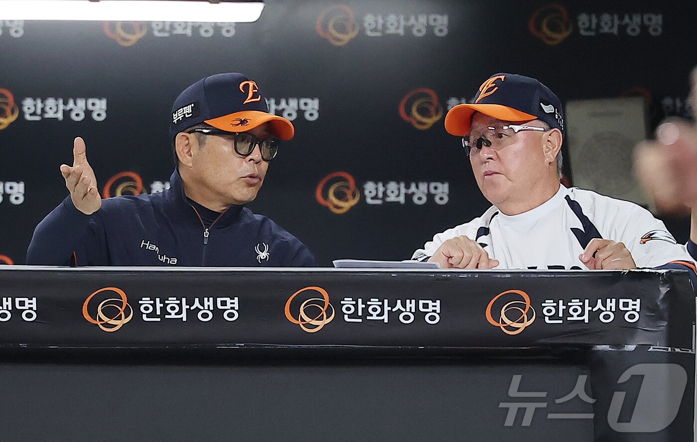 본문 이미지 - 김경문 한화 감독(오른쪽)과 양상문 투수코치. /뉴스1 DB ⓒ News1 김진환 기자