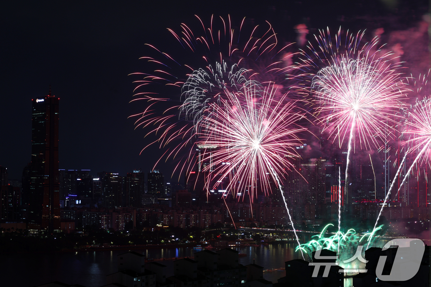 (서울=뉴스1) 황기선 기자 = 27일 오후 서울 여의도 한강공원 일대에서 열린 '2025 서울세계불꽃축제'에서 화려한 불꽃이 밤하늘을 수놓고 있다.  2025.9.27/뉴스1
