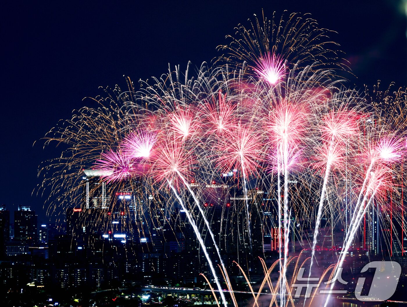 본문 이미지 - 27일 오후 서울 여의도 한강공원 일대에서 열린 '2025 서울세계불꽃축제'에서 화려한 불꽃이 밤하늘을 수놓고 있다. 2025.9.27/뉴스1 ⓒ News1 황기선 기자