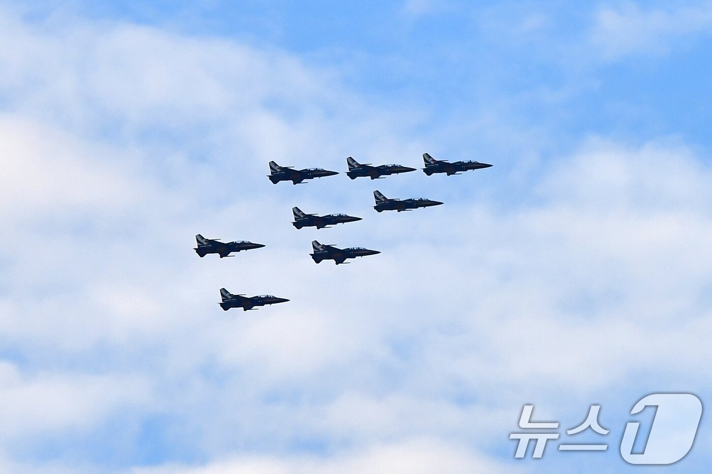 본문 이미지 - 27일 오후 대한민국 공군특수비행팀 블랙이글스가 경주국가유산야행이 열린 경북 경주시 월정교 상공에서 에어쇼를 펼치고 있다. 2025.9.27/뉴스1 ⓒ News1 최창호 기자