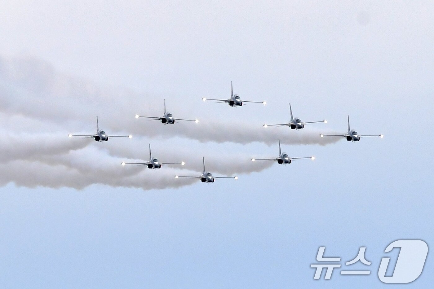 본문 이미지 - 27일 오후 대한민국 공군특수비행팀 블랙이글스가 경주국가유산야행이 열린 경북 경주시 월정교 상공에서 에어쇼를 펼치고 있다. 2025.9.27/뉴스1 ⓒ News1 최창호 기자