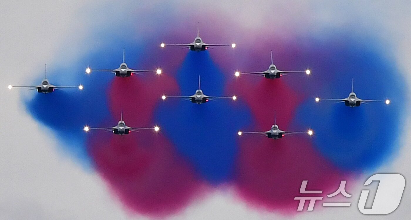 본문 이미지 - 27일 오후 대한민국 공군특수비행팀 블랙이글스가 경주국가유산야행이 열린 경북 경주시 월정교 상공에서 에어쇼를 펼치고 있다. 2025.9.27/뉴스1 ⓒ News1 최창호 기자