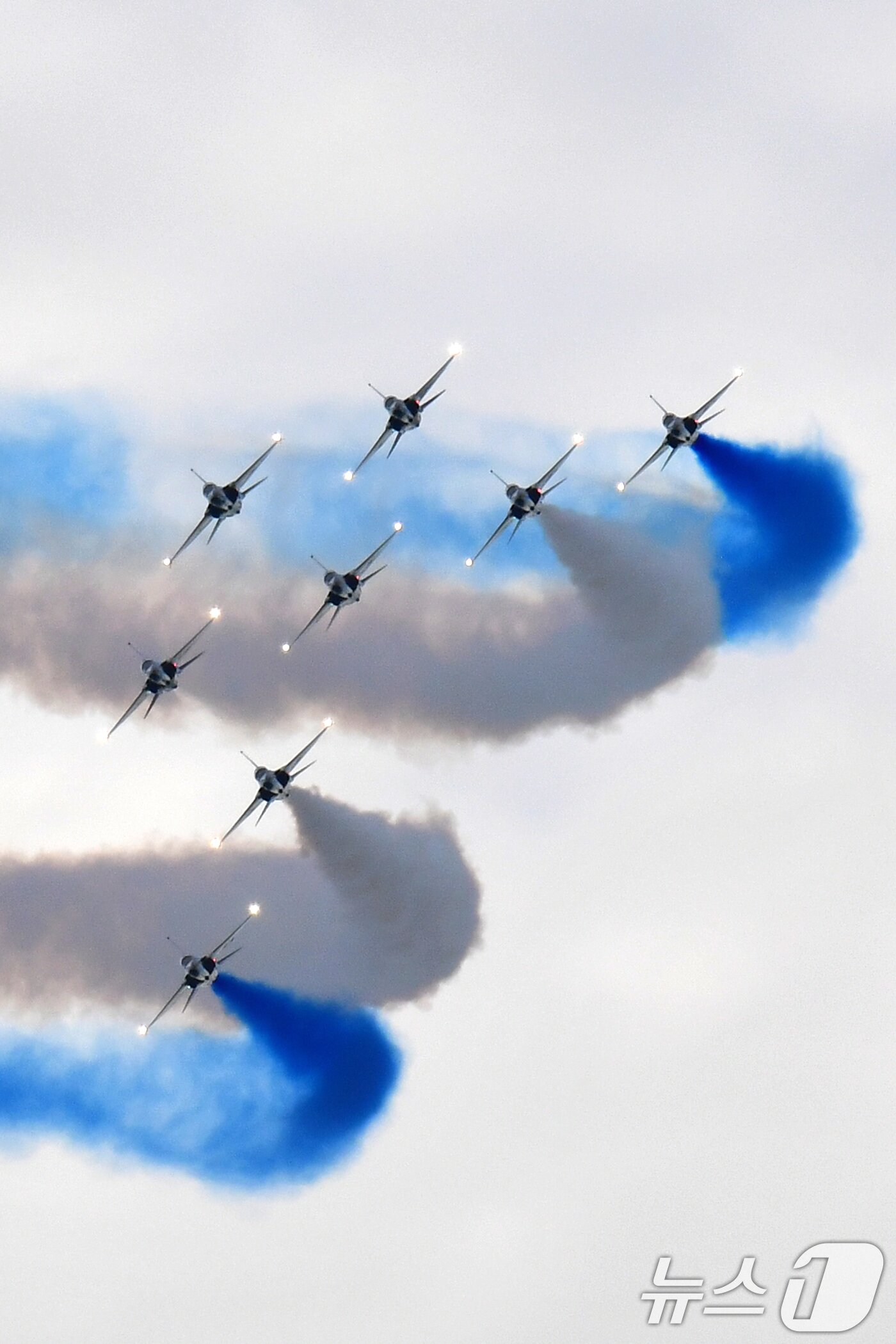 본문 이미지 - 27일 오후 대한민국 공군특수비행팀 블랙이글스가 경주국가유산야행이 열린 경북 경주시 월정교 상공에서 에어쇼를 펼치고 있다. 2025.9.27/뉴스1 ⓒ News1 최창호 기자