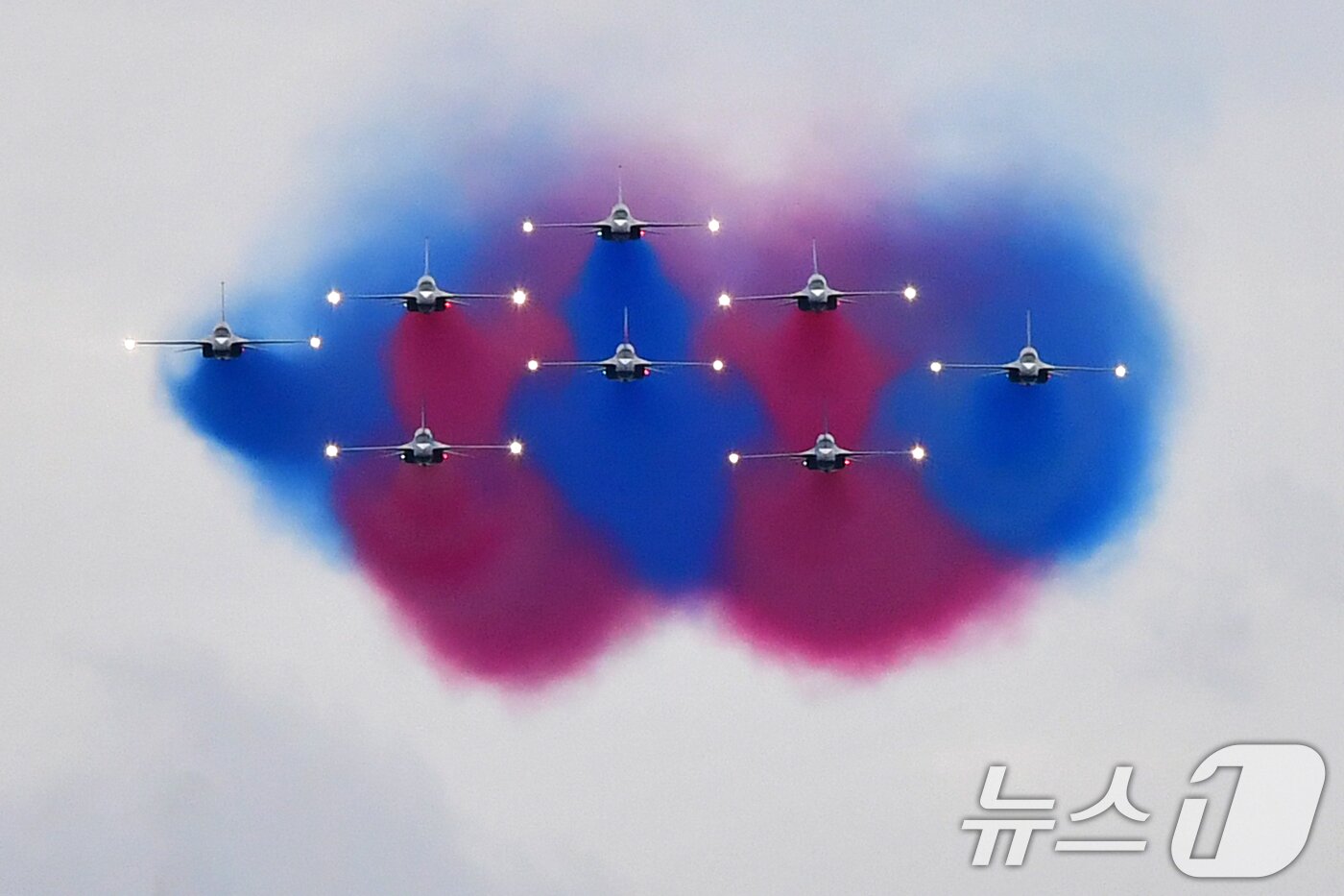 본문 이미지 - 지난해 9월 27일 오후 대한민국 공군특수비행팀 블랙이글스가 경주국가유산야행이 열린 경북 경주시 월정교 상공에서 에어쇼를 펼치고 있다. 2025.9.27 ⓒ 뉴스1 최창호 기자