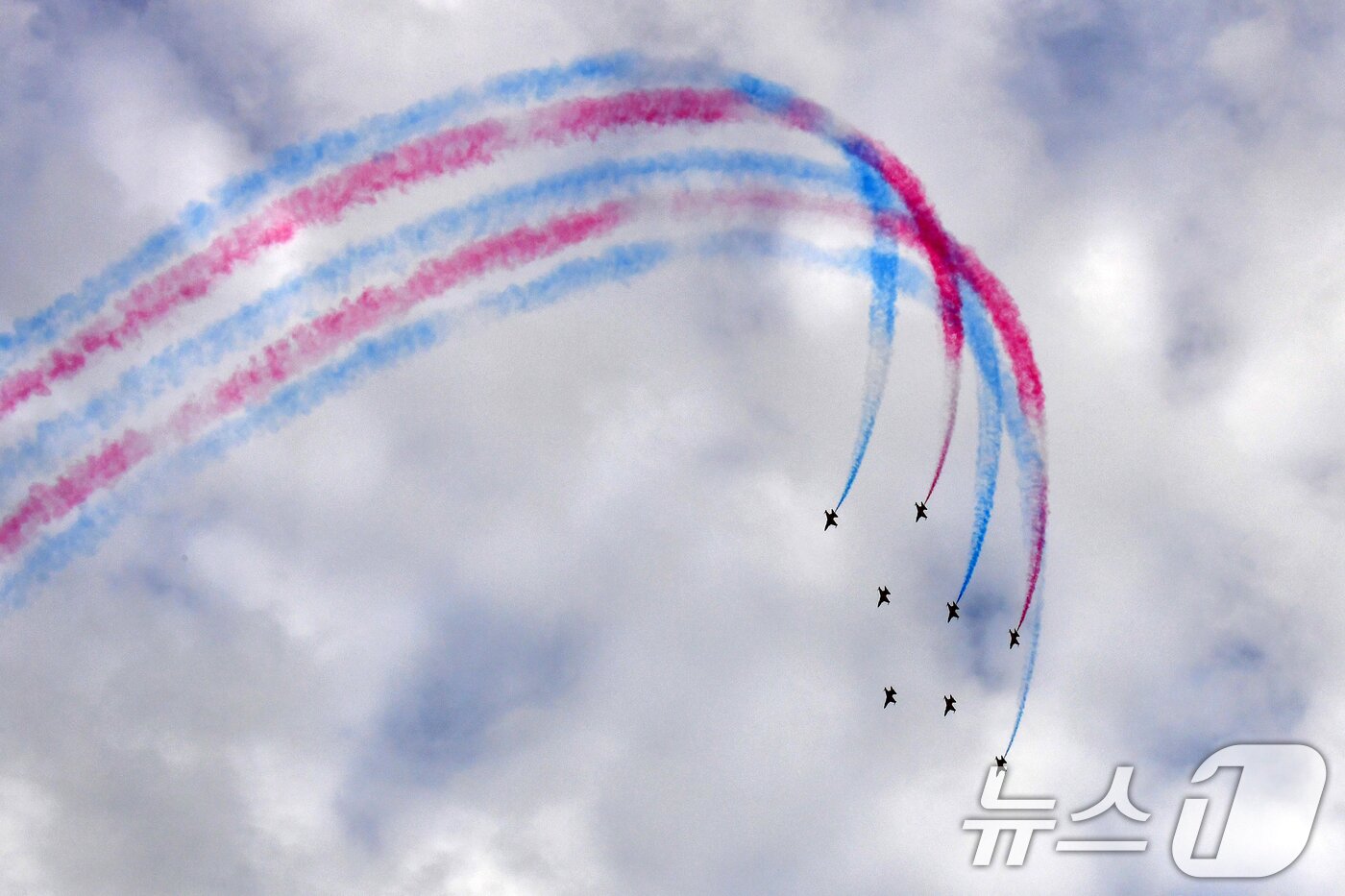 본문 이미지 - 27일 오후 대한민국 공군특수비행팀 블랙이글스가 경주국가유산야행이 열린 경북 경주시 월정교 상공에서 에어쇼를 펼치고 있다. 2025.9.27/뉴스1 ⓒ News1 최창호 기자