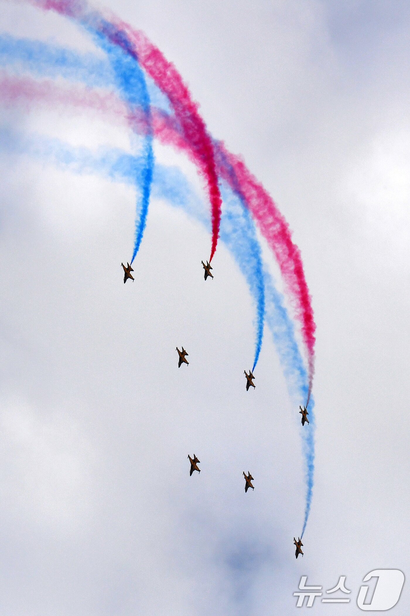 본문 이미지 - 27일 오후 대한민국 공군특수비행팀 블랙이글스가 경주국가유산야행이 열린 경북 경주시 월정교 상공에서 에어쇼를 펼치고 있다. 2025.9.27/뉴스1 ⓒ News1 최창호 기자