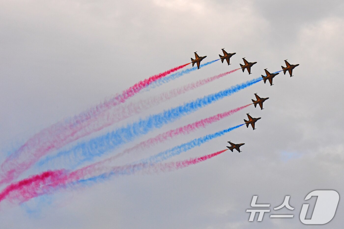 본문 이미지 - 27일 오후 대한민국 공군특수비행팀 블랙이글스가 경주국가유산야행이 열린 경북 경주시 월정교 상공에서 에어쇼를 펼치고 있다. 2025.9.27/뉴스1 ⓒ News1 최창호 기자