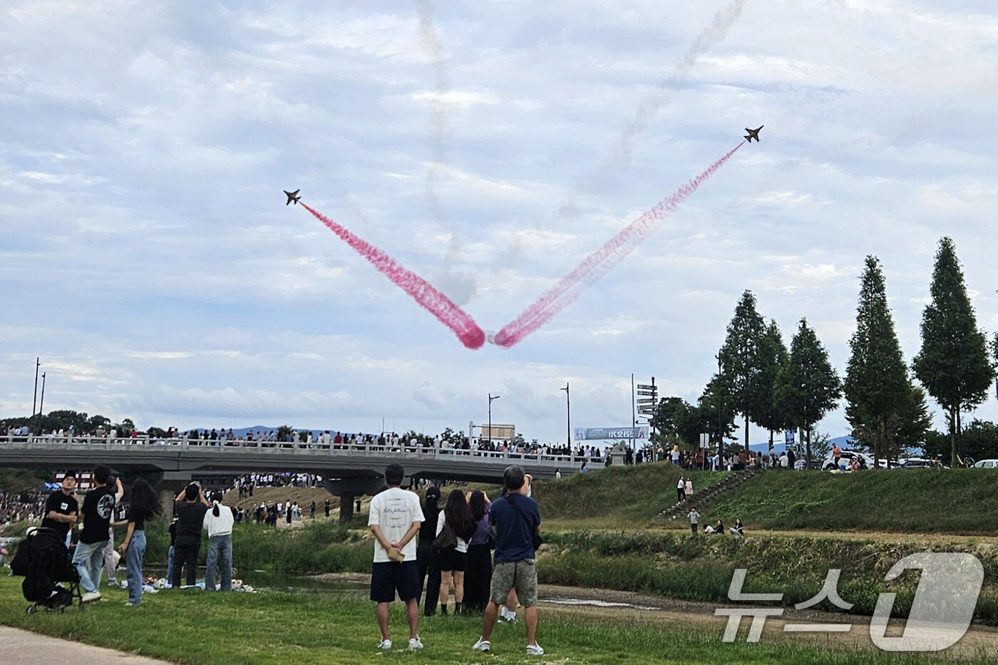 본문 이미지 - 27일 오후 대한민국 공군특수비행팀 블랙이글스가 경주국가유산야행이 열린 경북 경주시 월정교 상공에서 에어쇼를 펼치고 있다. 2025.9.27/뉴스1 ⓒ News1 최창호 기자