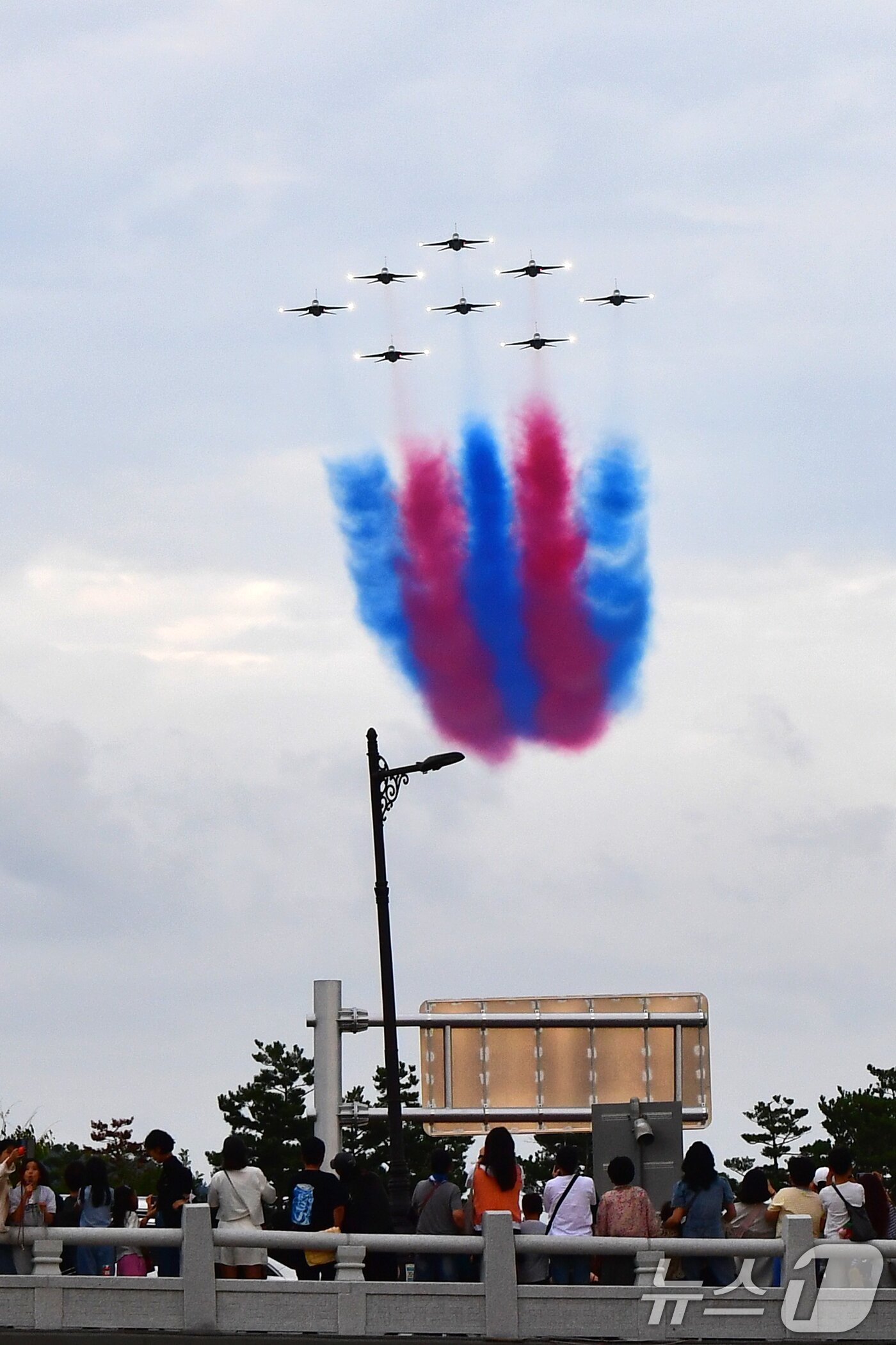 본문 이미지 - 27일 오후 대한민국 공군특수비행팀 블랙이글스가 경주국가유산야행이 열린 경북 경주시 월정교 상공에서 에어쇼를 펼치고 있다. 2025.9.27/뉴스1 ⓒ News1 최창호 기자