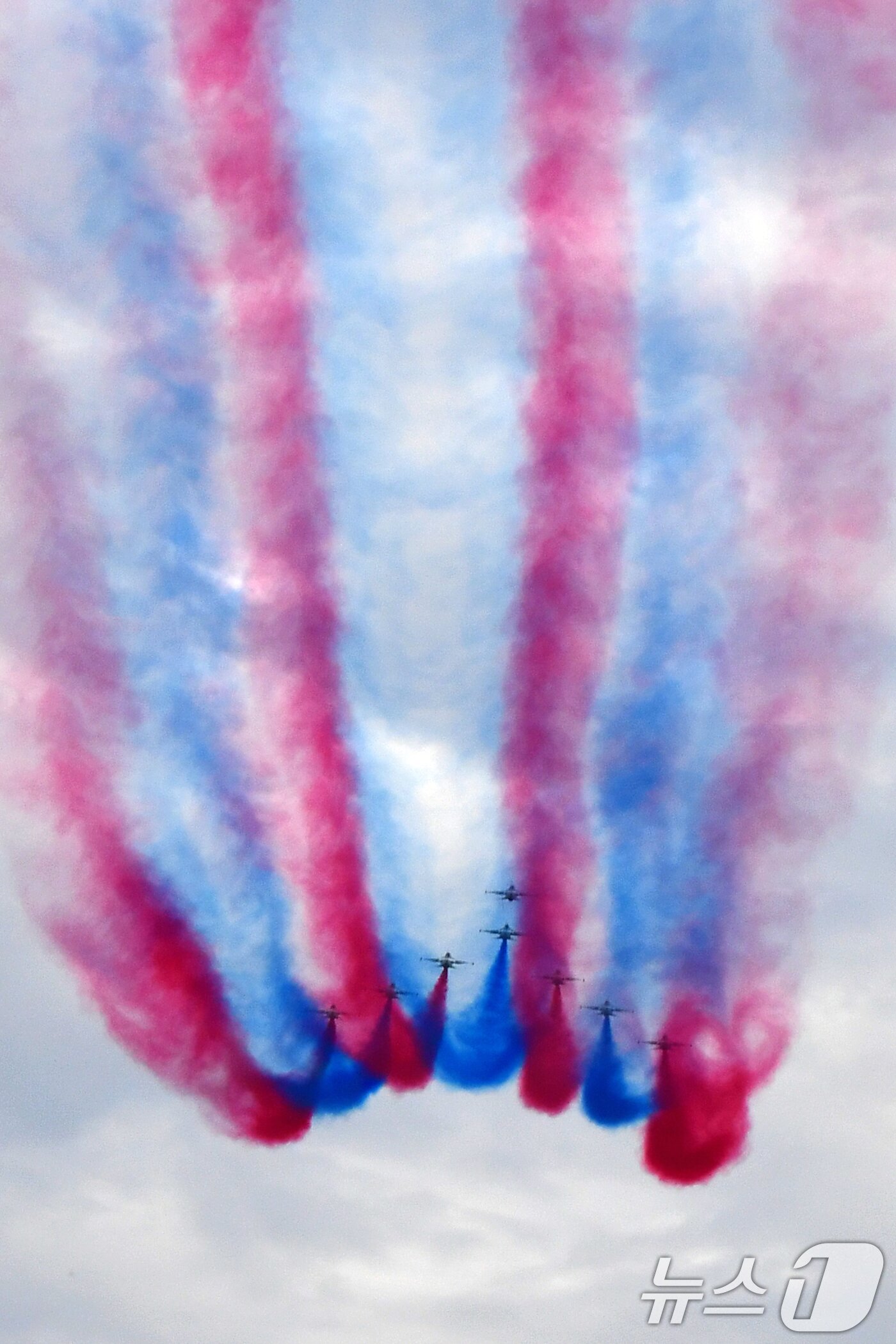 본문 이미지 - 27일 오후 대한민국 공군특수비행팀 블랙이글스가 경주국가유산야행이 열린 경북 경주시 월정교 상공에서 에어쇼를 펼치고 있다. 2025.9.27/뉴스1 ⓒ News1 최창호 기자