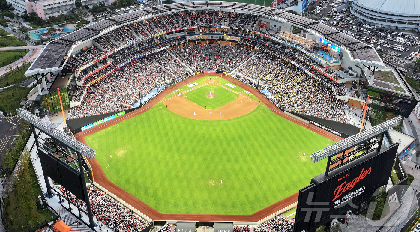 (대전=뉴스1) 김진환 기자 = 27일 오후 대전 한화생명 볼파크에서 열린 프로야구 '2025 신한 SOL뱅크 KBO 리그' LG 트윈스와 한화 이글스의 경기를 찾은 수많은 야구팬 …