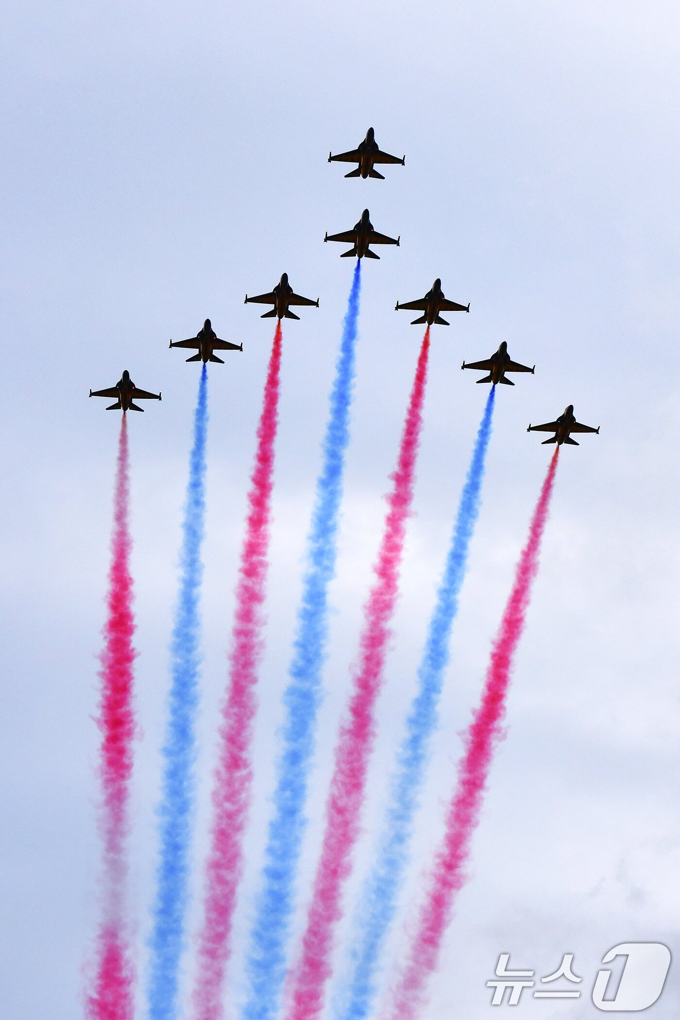 본문 이미지 - 27일 오후 대한민국 공군특수비행팀 블랙이글스가 경주국가유산야행이 열린 경북 경주시 월정교 상공에서 에어쇼를 펼치고 있다. 2025.9.27/뉴스1 ⓒ News1 최창호 기자