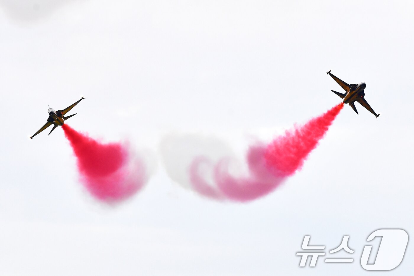 본문 이미지 - 27일 오후 대한민국 공군특수비행팀 블랙이글스가 경주국가유산야행이 열린 경북 경주시 월정교 상공에서 에어쇼를 펼치고 있다. 2025.9.27/뉴스1 ⓒ News1 최창호 기자