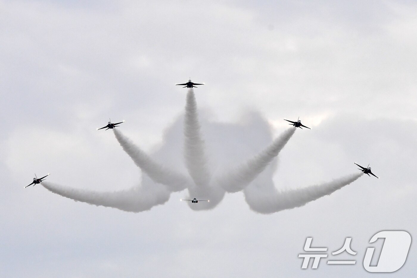 본문 이미지 - 27일 오후 대한민국 공군특수비행팀 블랙이글스가 경주국가유산야행이 열린 경북 경주시 월정교 상공에서 에어쇼를 펼치고 있다. 2025.9.27/뉴스1 ⓒ News1 최창호 기자