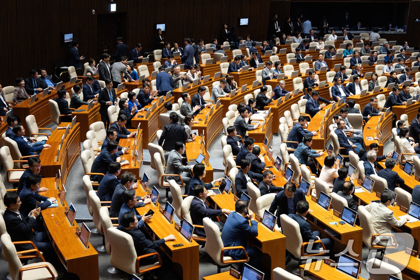 본문 이미지 - 27일 서울 여의도 국회에서 열린 제429회 국회&#40;정기회&#41; 제9차 본회의에서 방송미디어통신위원회의 설치 및 운영에 관한 법률안&#40;대안&#41;이 재석 177인 중 찬성 176인, 반대 1인으로 가결되자 여당 의원들이 손뼉치고 있다. 2025.9.27/뉴스1 ⓒ News1 유승관 기자