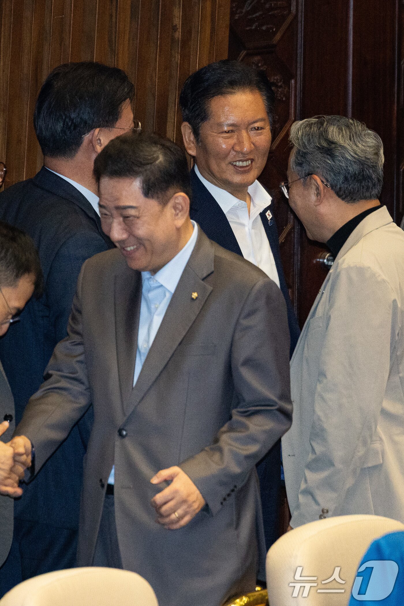 본문 이미지 - 정청래 더불어민주당 대표와 김병기 원내대표가 27일 서울 여의도 국회에서 열린 제429회 국회&#40;정기회&#41; 제9차 본회의에서 방송미디어통신위원회의 설치 및 운영에 관한 법률안&#40;대안&#41;에 대한 무제한토론 종결 동의의 건 표결을 위해 기다리며 의원들과 인사하고 있다. 2025.9.27/뉴스1 ⓒ News1 유승관 기자