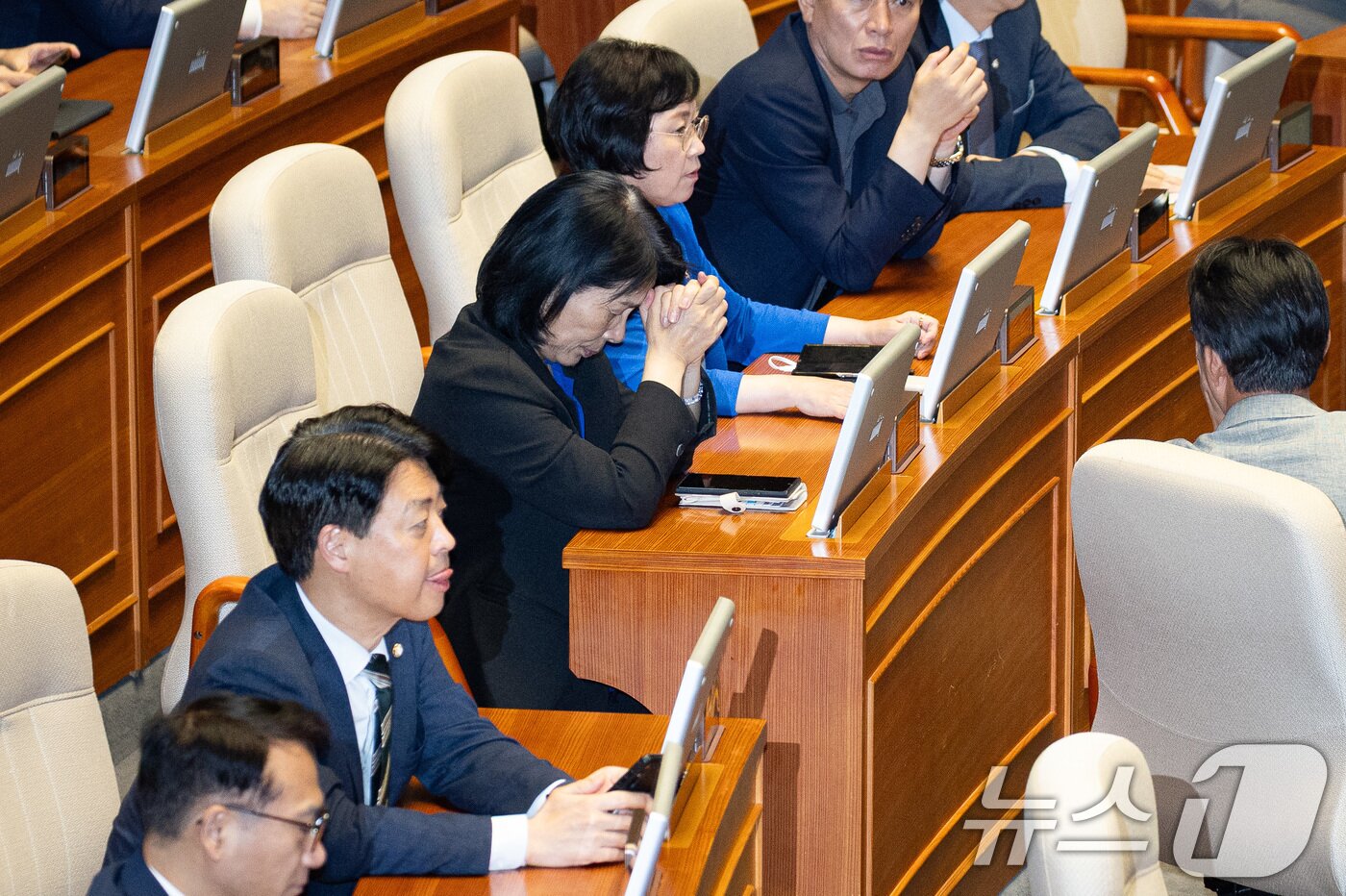 본문 이미지 - 최민희 국회 과학기술정보방송통신위원장이 27일 서울 여의도 국회에서 열린 제429회 국회&#40;정기회&#41; 제9차 본회의에서 방송미디어통신위원회의 설치 및 운영에 관한 법률안&#40;대안&#41;이 재석 177인 중 찬성 176인, 반대 1인으로 가결되자 두 손 모아 기도하고 있다. 2025.9.27/뉴스1 ⓒ News1 유승관 기자