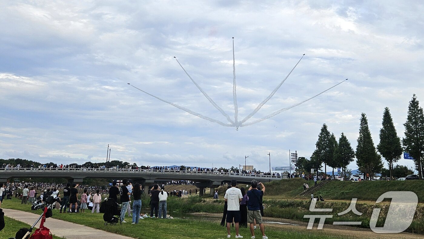 본문 이미지 - 27일 오후 대한민국 공군특수비행팀 블랙이글스가 경주국가유산야행이 열린 경북 경주시 월정교 상공에서 에어쇼를 펼치고 있다. 2025.9.27/뉴스1 ⓒ News1 최창호 기자