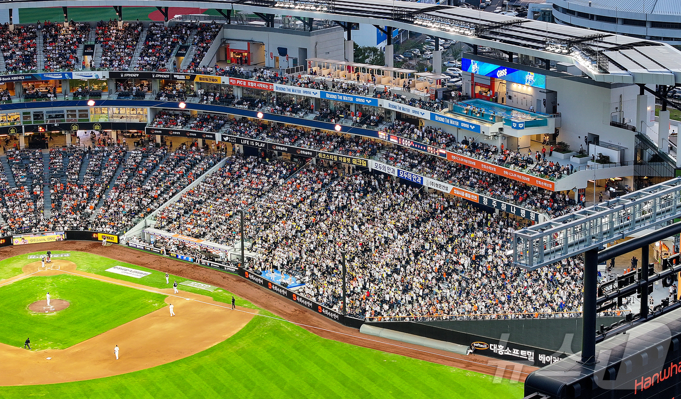 (대전=뉴스1) 김진환 기자 = 27일 오후 대전 한화생명 볼파크에서 열린 프로야구 '2025 신한 SOL뱅크 KBO 리그' LG 트윈스와 한화 이글스의 경기를 찾은 수많은 야구팬 …