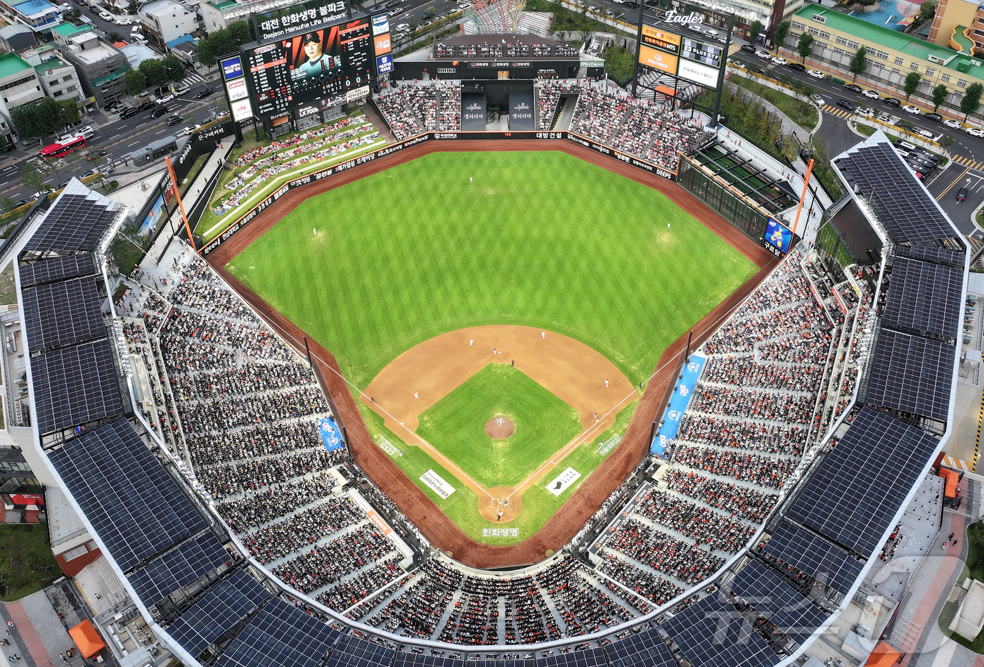 (대전=뉴스1) 김진환 기자 = 27일 오후 대전 한화생명 볼파크에서 열린 프로야구 '2025 신한 SOL뱅크 KBO 리그' LG 트윈스와 한화 이글스의 경기를 찾은 수많은 야구팬 …