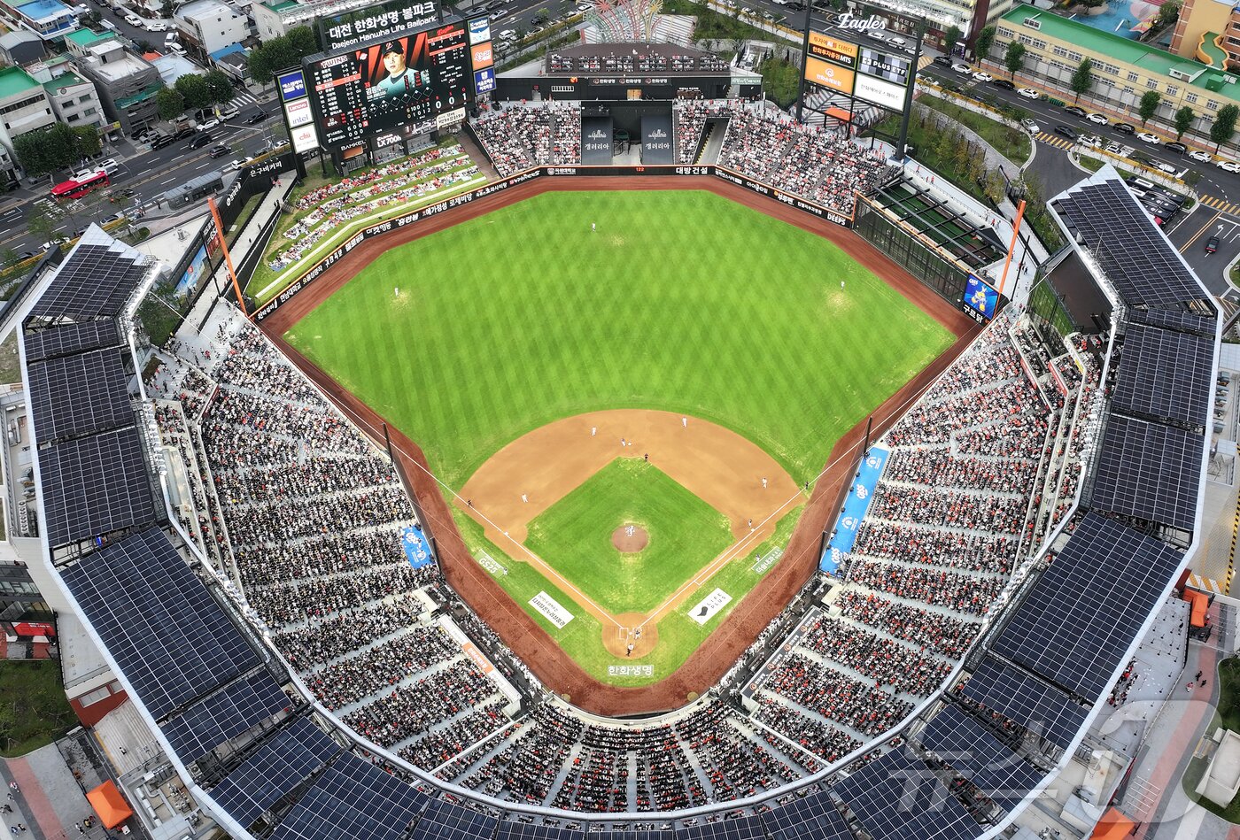 본문 이미지 - 27일 오후 대전 한화생명 볼파크에서 열린 프로야구 &#39;2025 신한 SOL뱅크 KBO 리그&#39; LG 트윈스와 한화 이글스의 경기를 찾은 수많은 야구팬들이 응원을 펼치고 있다. 2025.9.27/뉴스1 ⓒ News1 김진환 기자