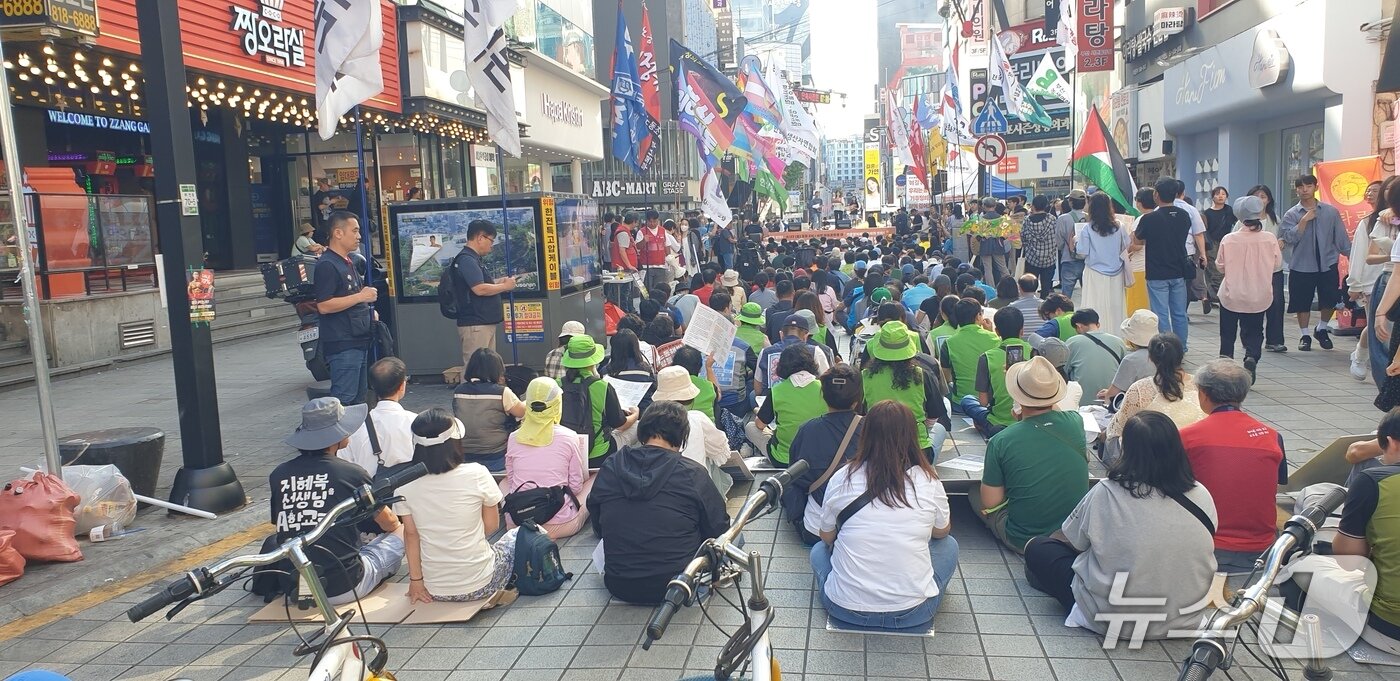 본문 이미지 - 27일 오후 부산 서면 하트조형물에서 열린 기후정의행진 집회에서 참가자들이 집결해 있다. 2025.9.27/뉴스1 ⓒ News1 김태형 기자