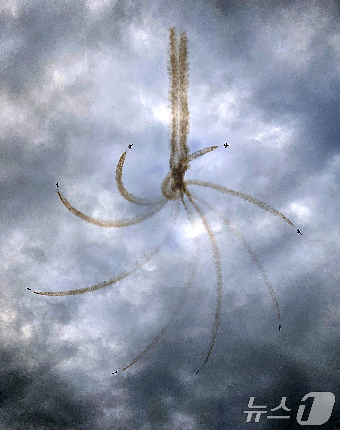 본문 이미지 - 27일 오후 대한민국 공군특수비행팀 블랙이글스가 경주국가유산야행이 열린 경북 경주시 월정교 상공에서 에어쇼를 펼치고 있다. 2025.9.27/뉴스1 ⓒ News1 최창호 기자